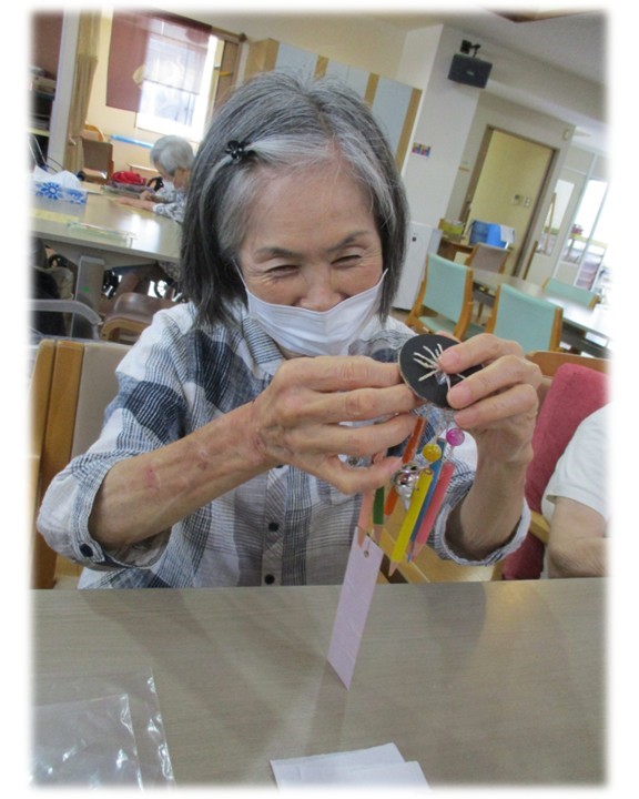 風鈴を制作中の様子