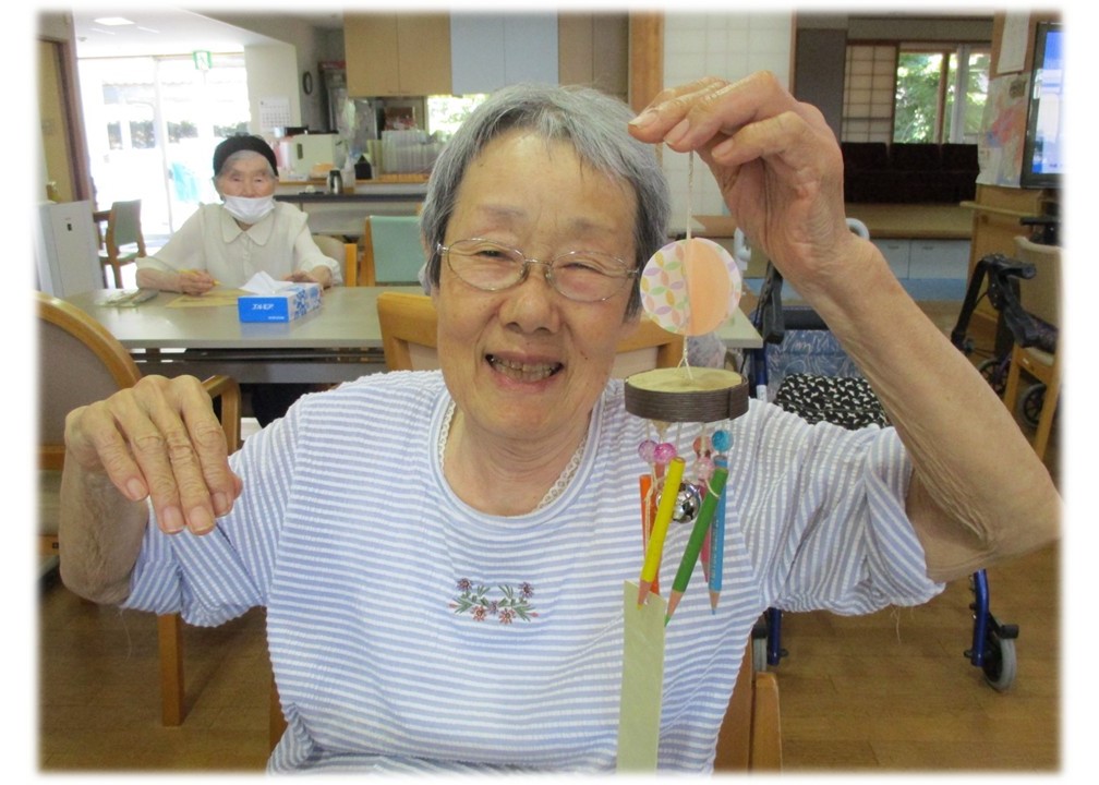 完成した風鈴を披露している様子
