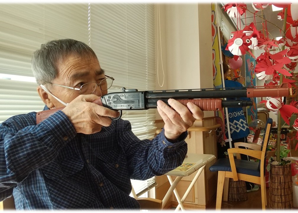 射的の的に狙いを定めている様子
