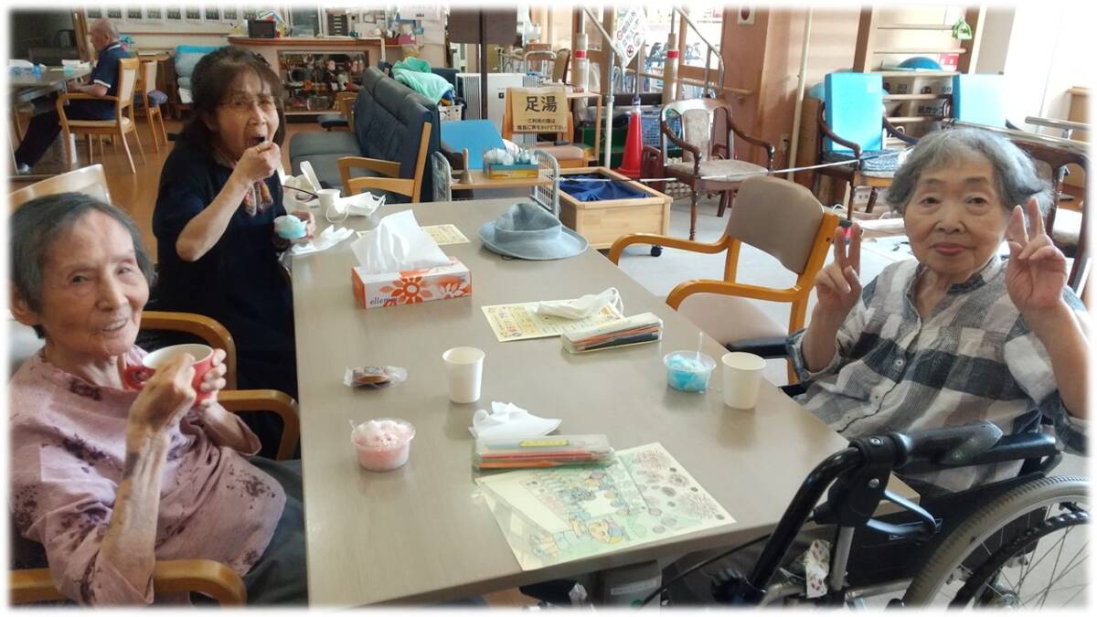 かき氷の喫茶を楽しむ様子