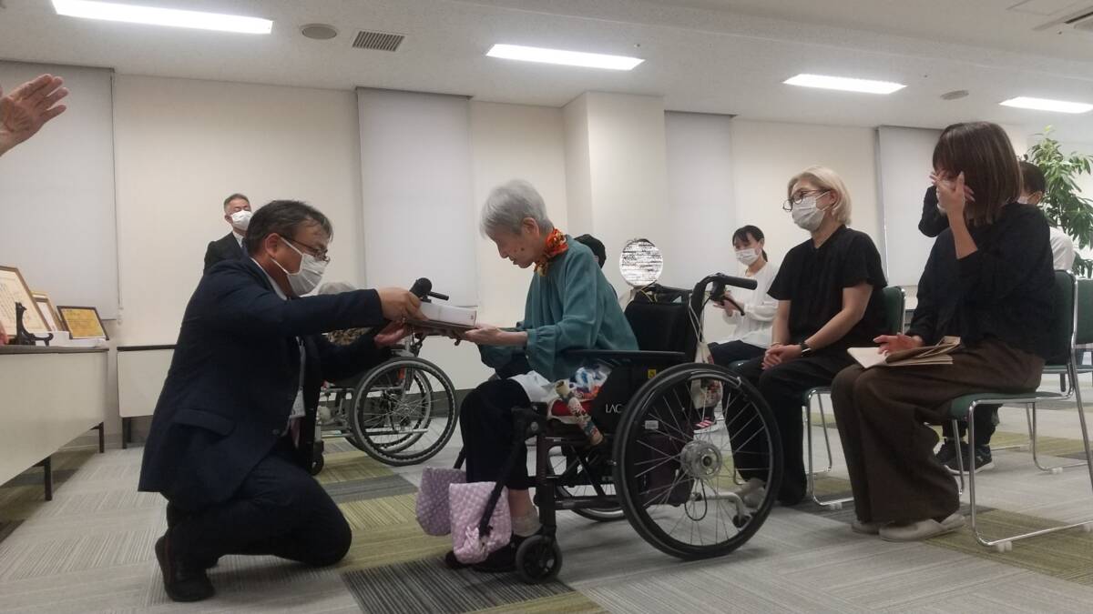 記念品贈呈の様子