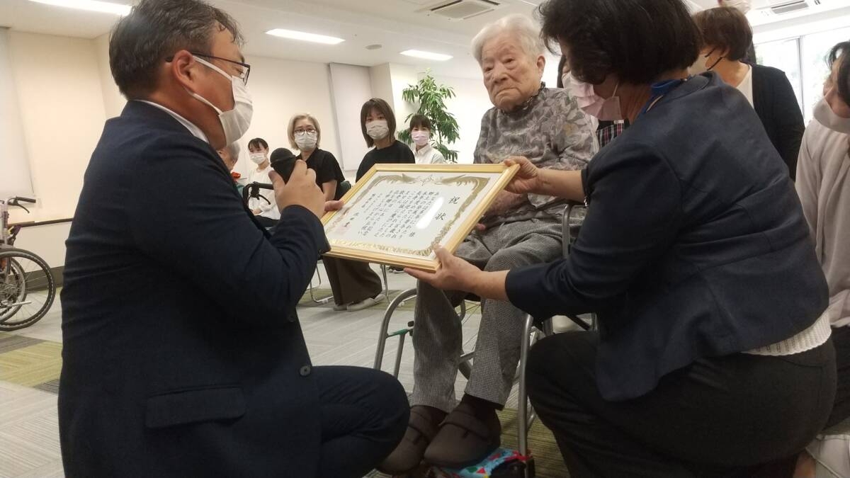 祝い状贈呈の様子