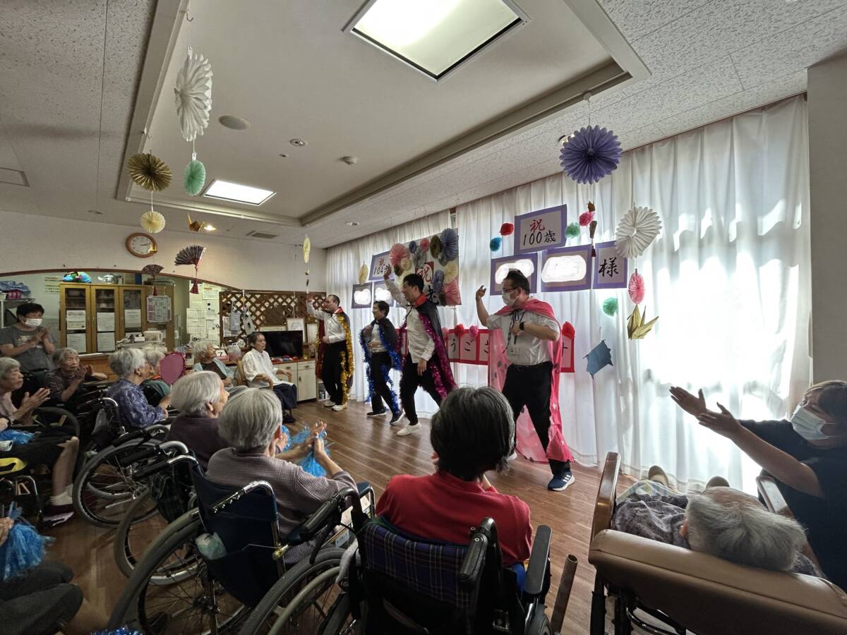 職員のM!LK（ミルク）「好きすぎて滅！」に、入居者様も一体となって盛り上がっている様子