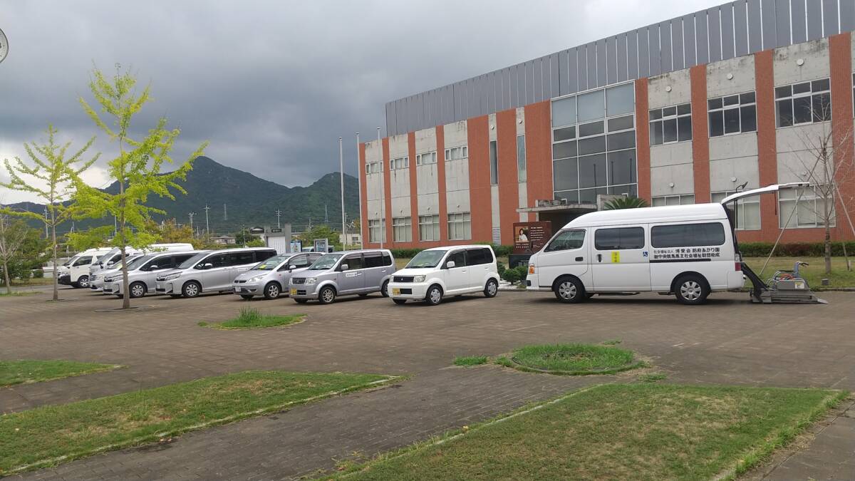 整列した送迎用車両
