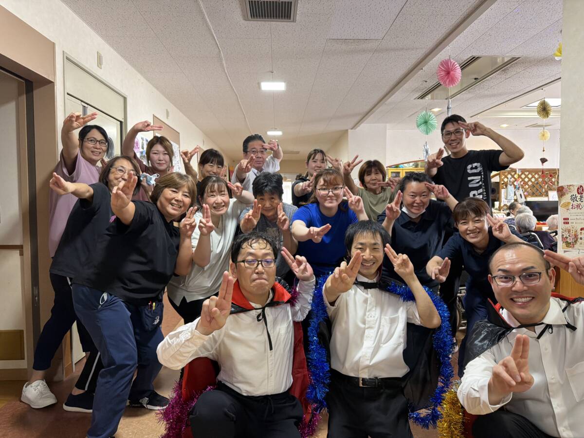 余興をやり切った職員が記念写真を撮っている様子