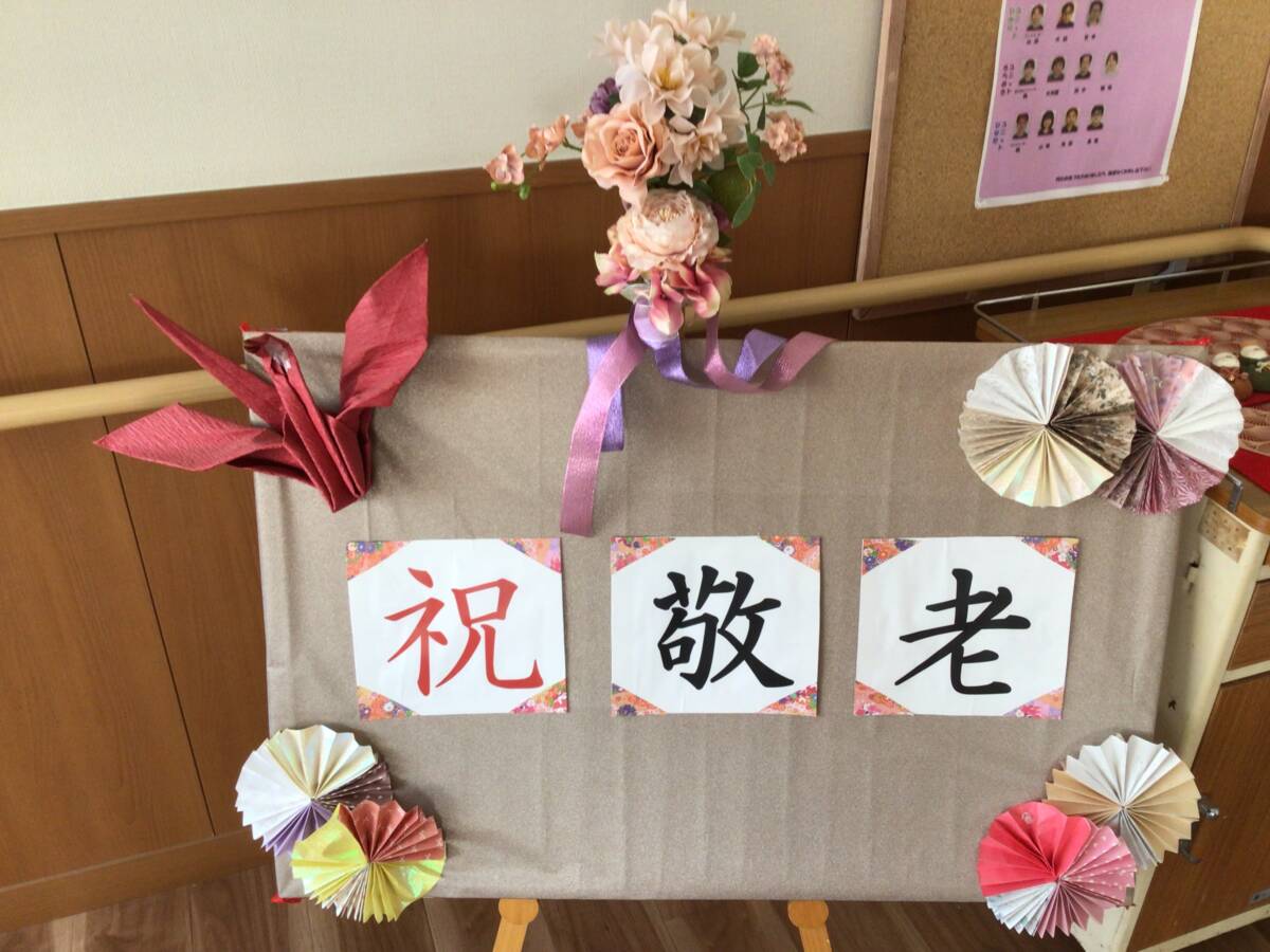 バラの花と鶴などの折り紙を配置した飾り付け