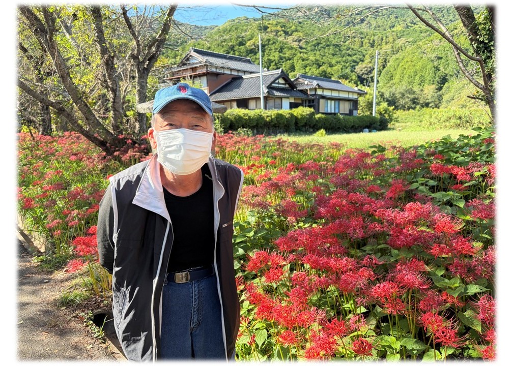 彼岸花の絨毯を背にした記念撮影